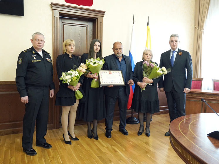 Губернатор Ставрополья вручил награду семье Героя России