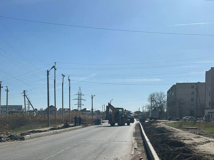 В Астрахани на Фунтовском шоссе начали укладывать бортовые камни и ремонтировать тротуар