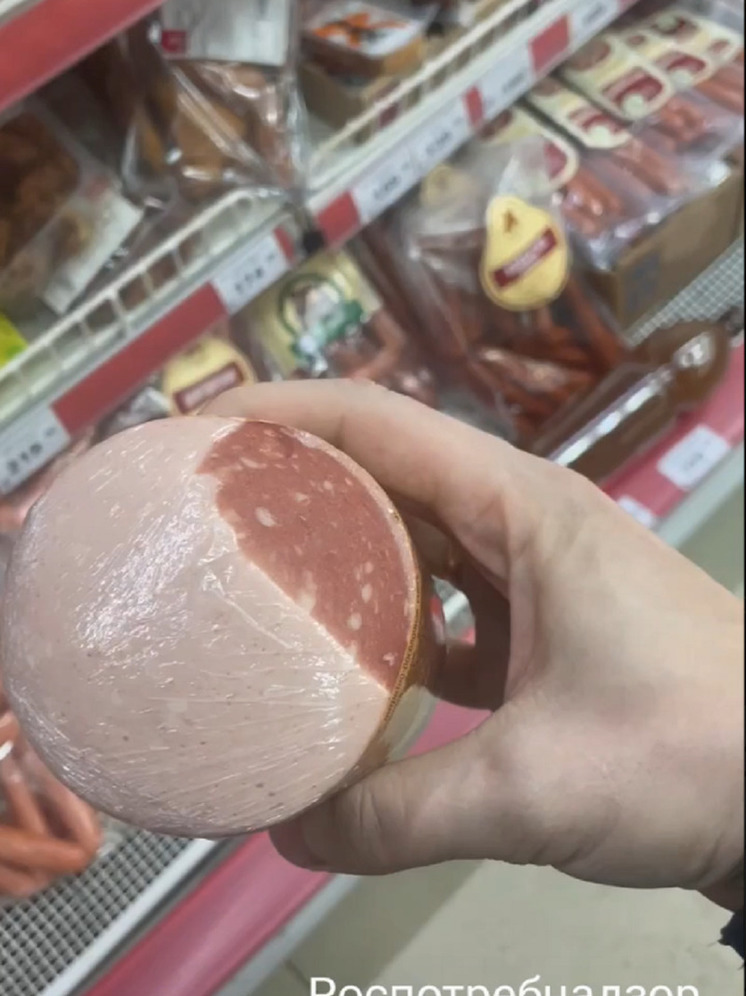 В Красноярске «Хороший» продавал заветренную колбасу без маркировки