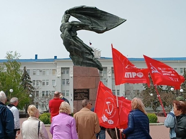 В Бердянске возложили цветы к памятнику расстрелянным членам Бердянского совета