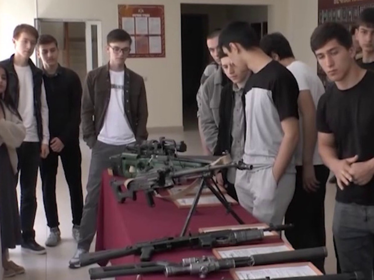В Дагестане студенты ознакомились с боевым оружием на базе ОМОН