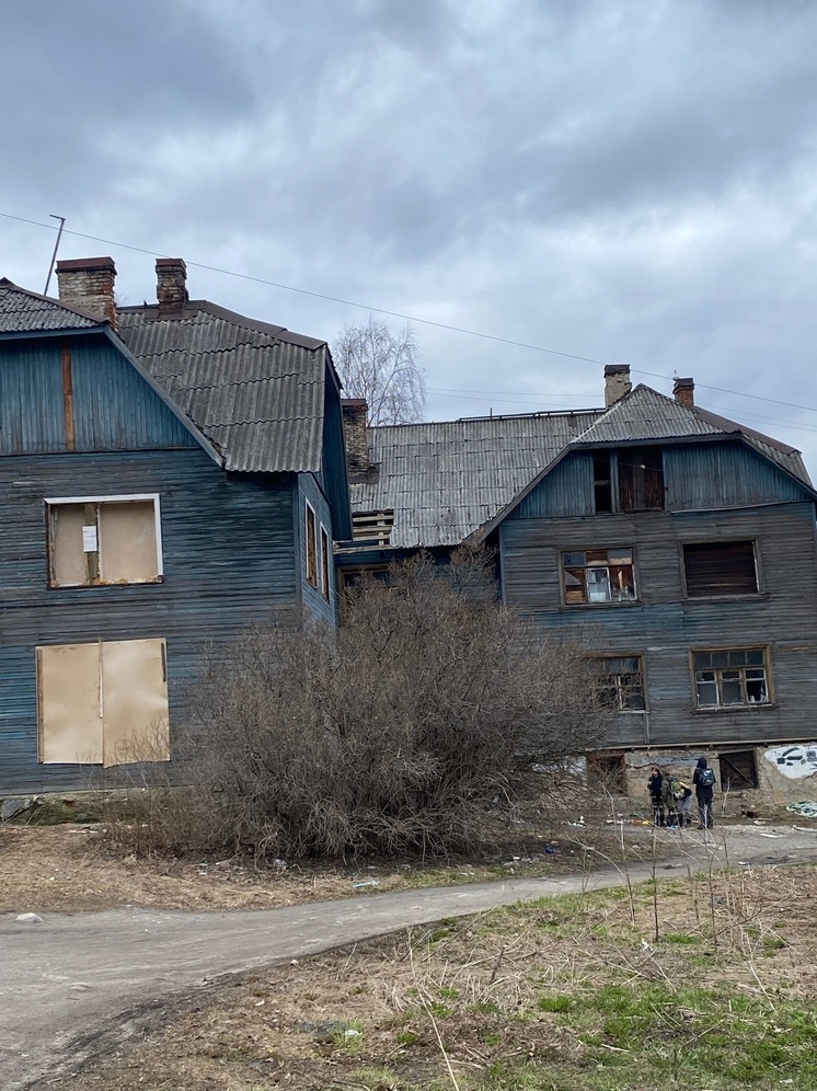 Дети облюбовали сгоревший дом в Петрозаводске, родители в тревоге