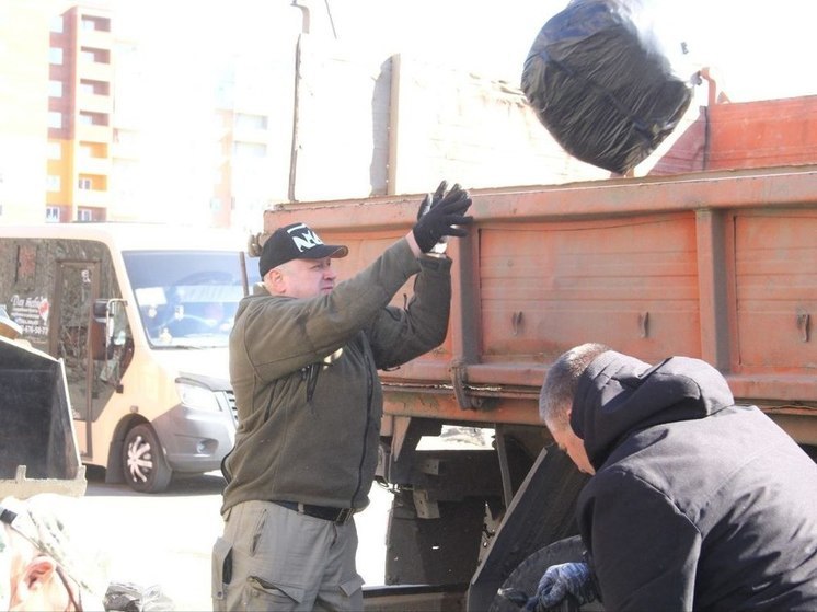 «Накидали 7 КамАЗов»: мэр Омска Шелест помог убрать мешки с мусором после субботника
