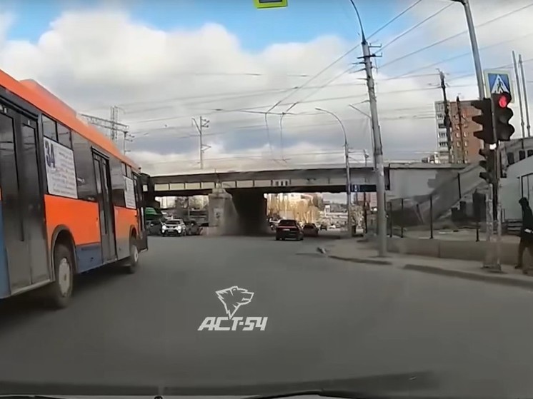 Двух водителей автобусов в Новосибирске накажут за проезд на красный
