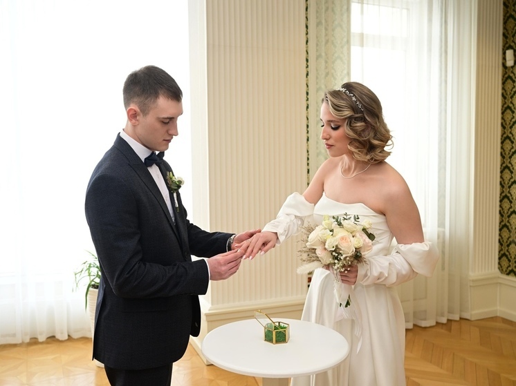 Больше 60 пар влюбленных на Ямале поженились в красивую дату