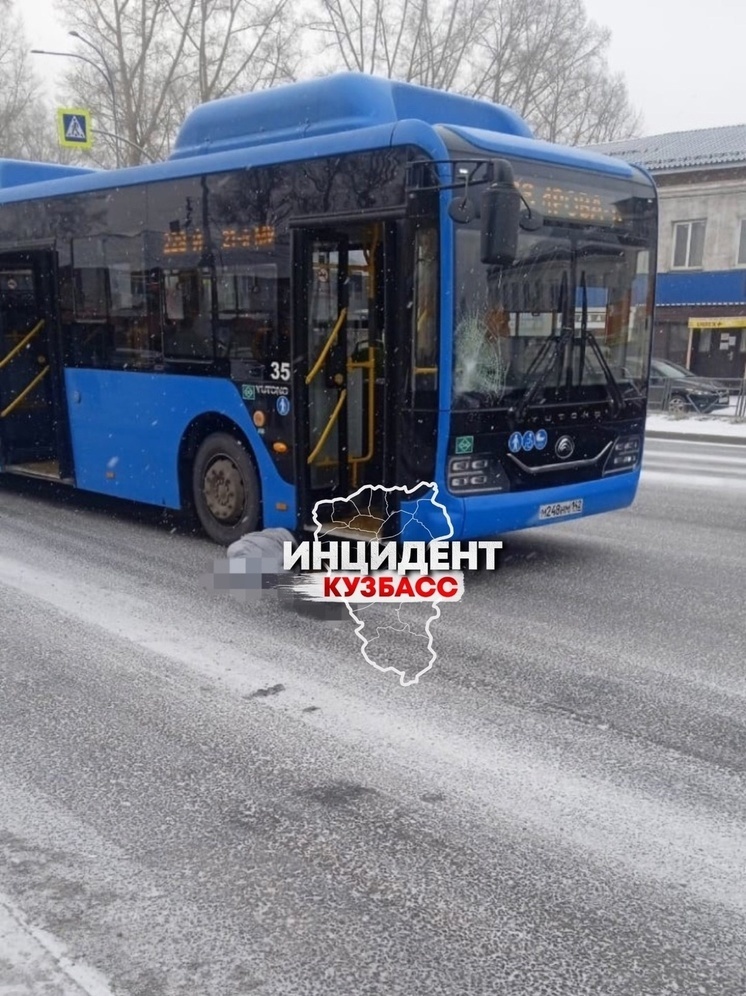 В Кемерове пассажирский автобус сбил женщину и протащил под колесами до остановки