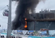 Очевидцы сообщают о возгорании строящегося ресторана на горе Синюха вблизи курорта Манжерок.
