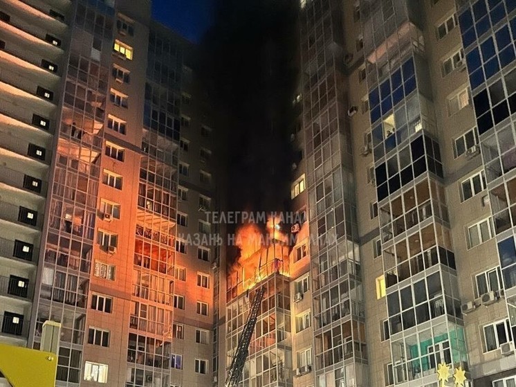 Прилетевший с верхнего этажа окурок повредил 4 балкона и кухню квартиры в Казани
