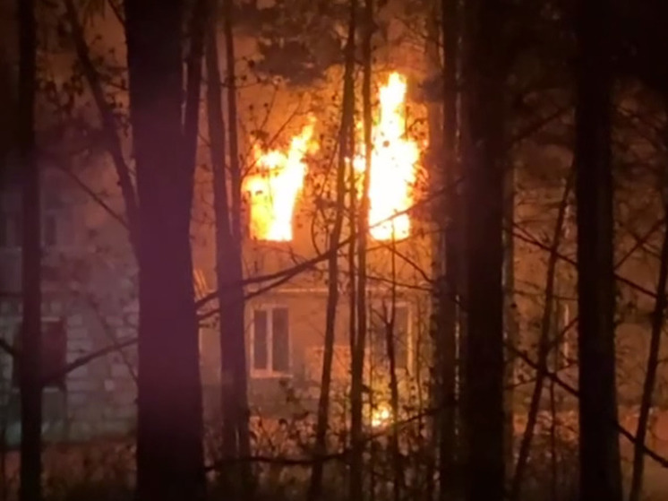 В Дмитрове загорелся многоквартирный дом на улице Школьной