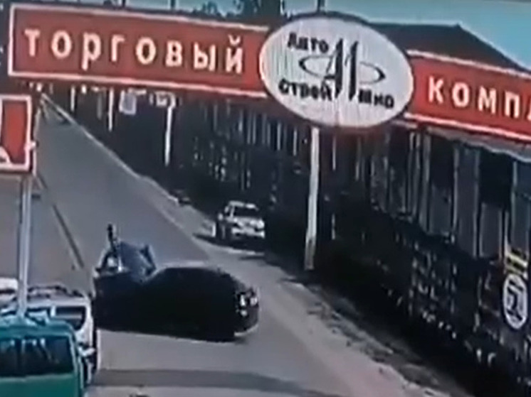 В сети опубликовали видео жесткой аварии в Тверской области