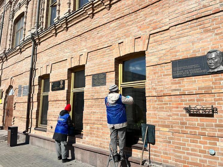 Во всероссийской акции заботы о памятниках участвовала Национальная библиотека Якутии