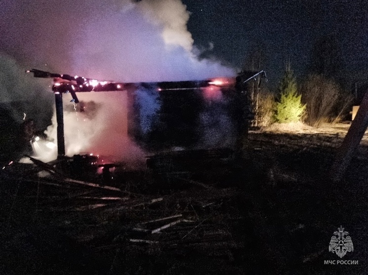 Дом загорелся в деревне Абакшино Вологодского округа