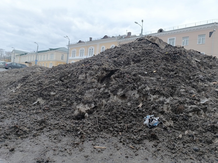 Рабочие вновь не убрали гору грязного снега на площади Кирова в Петрозаводске