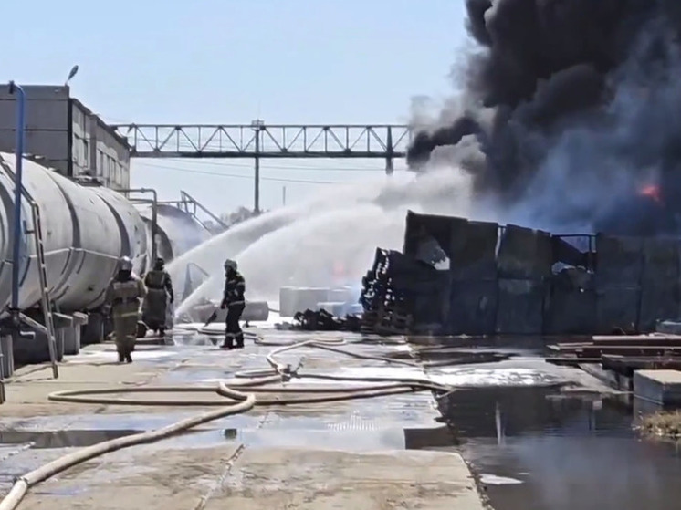 К тушению возгорания на производстве в Омске привлекли два пожарных поезда