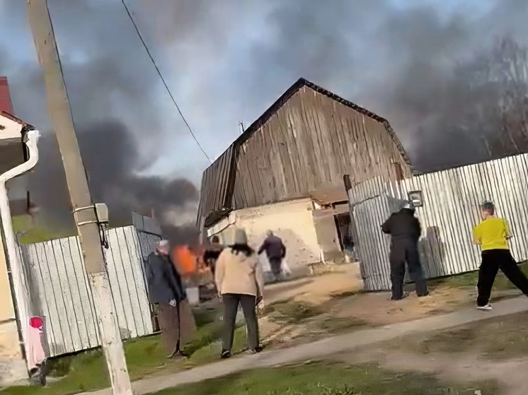 В Тверской области сгорела большая деревянная постройка