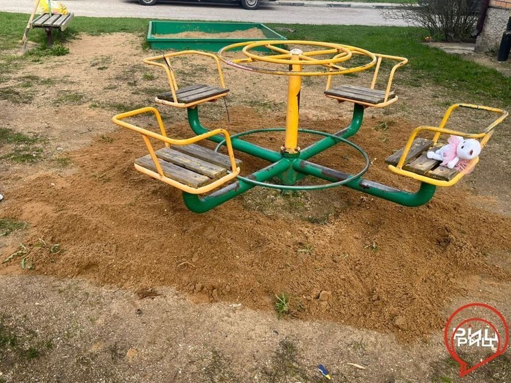 В Калужской области родителям пришлось самим ремонтировать детскую площадку