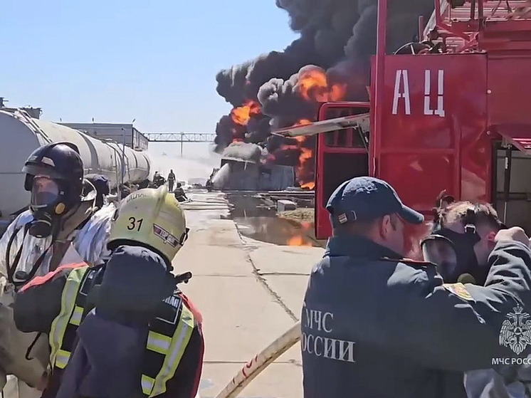 Сотрудники МЧС локализовали пожар на складе с нефтепродуктами в Омске
