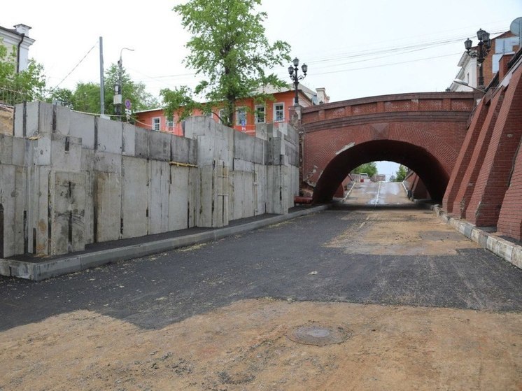 На Каменном мосту в Воронеже завершили установку подпорной стены