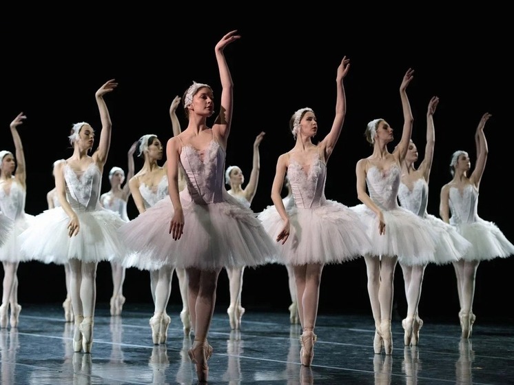  В предпраздничные и майские дни астраханцам подарят яркий «букет» из классических балетов и опер о нежной и страстной любви
