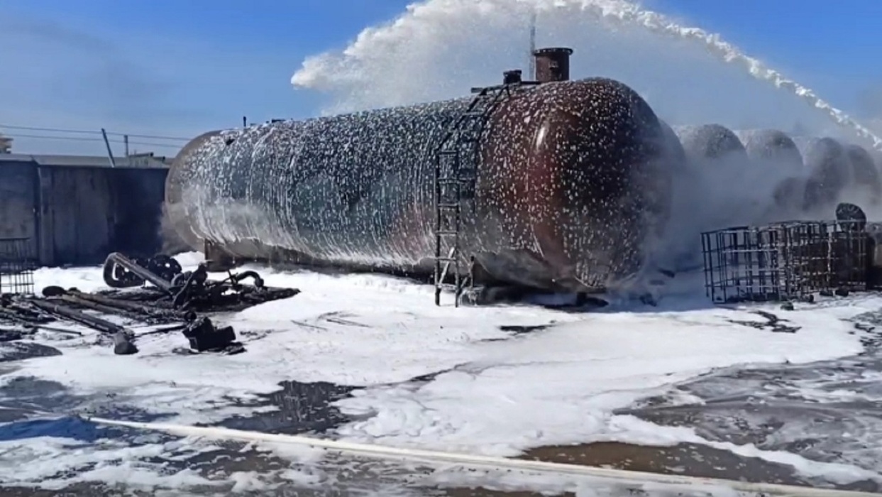 В Омске горят ёмкости с нефтепродуктами: 17 ужасающих кадров