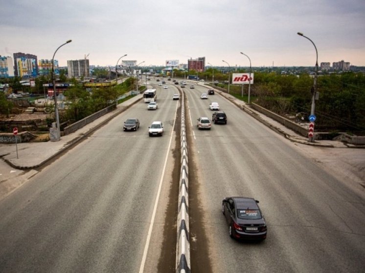 Под Новосибирском на время ремонта закрыли автодвижение по путепроводу
