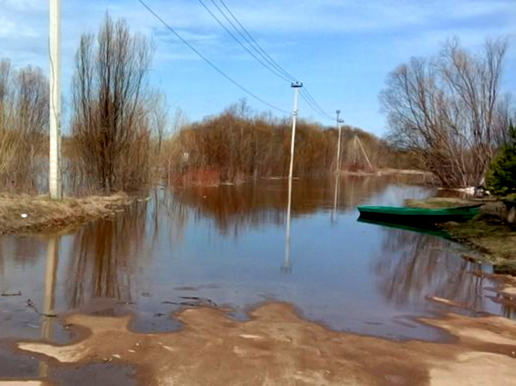 Большая вода закрыла проезд по трём улицам в Кирове