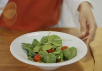 Зелень обязательно нужно включать в рацион для получения всех витаминов и микроэлементов. Почему шпинат является «королем овощей», рассказал в эфире телеканала «Санкт-Петербург» врач-диетолог и кандидат медицинских наук Андрей Бобровский.