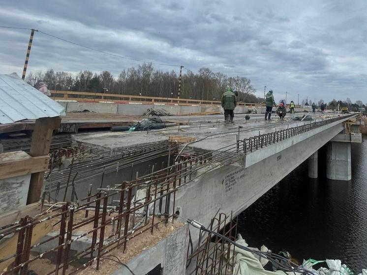 Мост через реку Вологду в п. Кувшиново готов на 70%