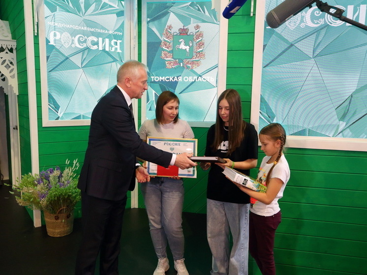 Губернатор Мазур вручил 11-миллионному посетителю сертификат на путешествие в Томск