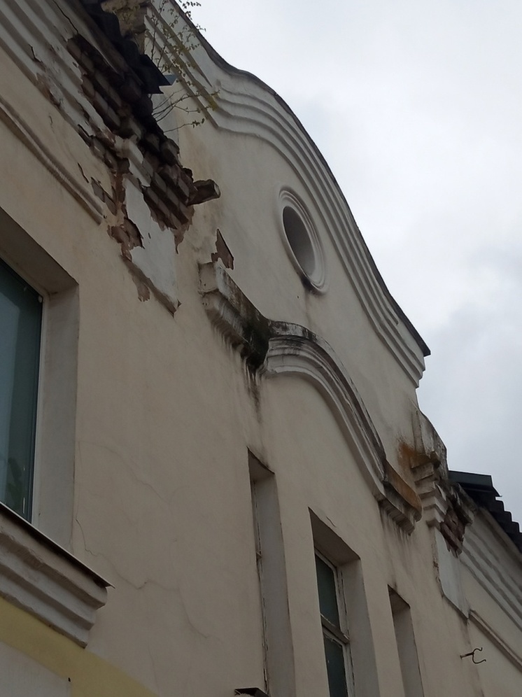 В Ржеве Тверской области прямо перед прохожими «рассыпаются» здания
