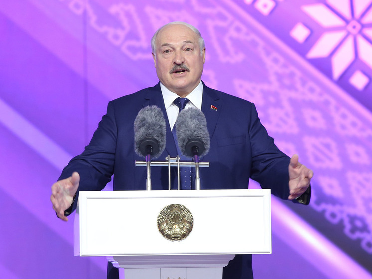 Лукашенко заявил, что в 90-х обнимал боеголовку стратегического назначения