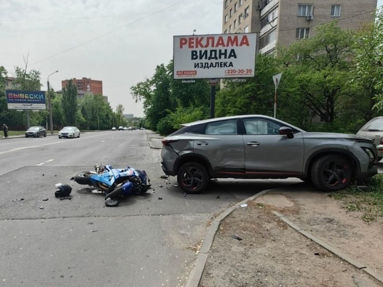 В Ростове 23-летний водитель мотоцикла пострадал в ДТП с кроссовером