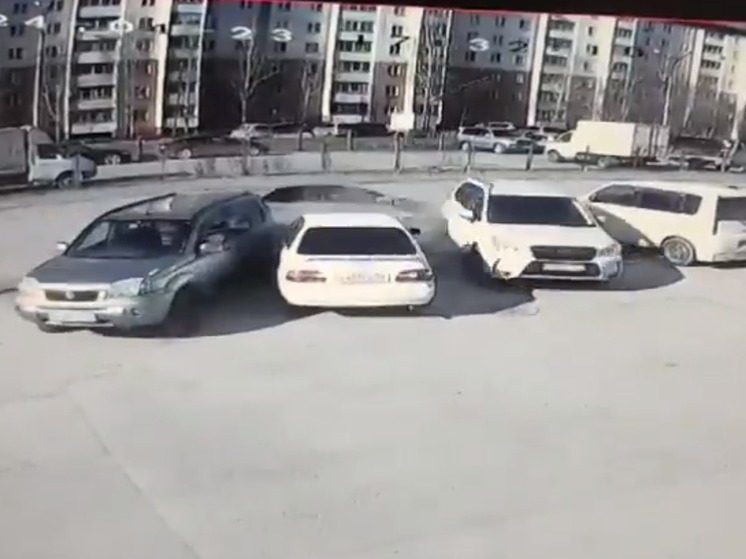 В Новосибирске водитель потерял сознание и протаранил четыре автомобиля