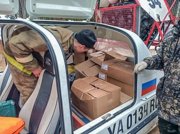 Пожарные Агентства государственной противопожарной службы и гражданской защиты Архангельской области завезли продукты в деревни Холмогорского округа