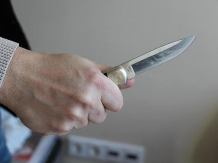 В Анапе продавец попытался остановить вора и получил удар ножом