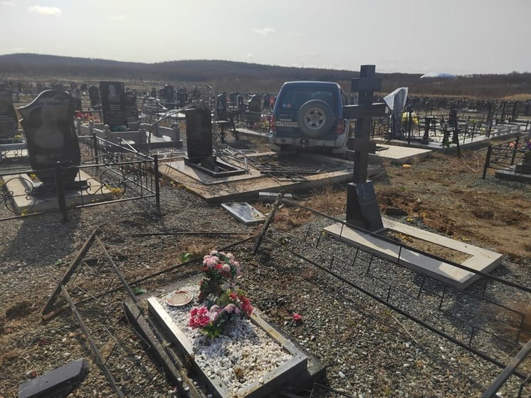 Сахалинская полиция проводит проверку по факту разгрома на кладбище