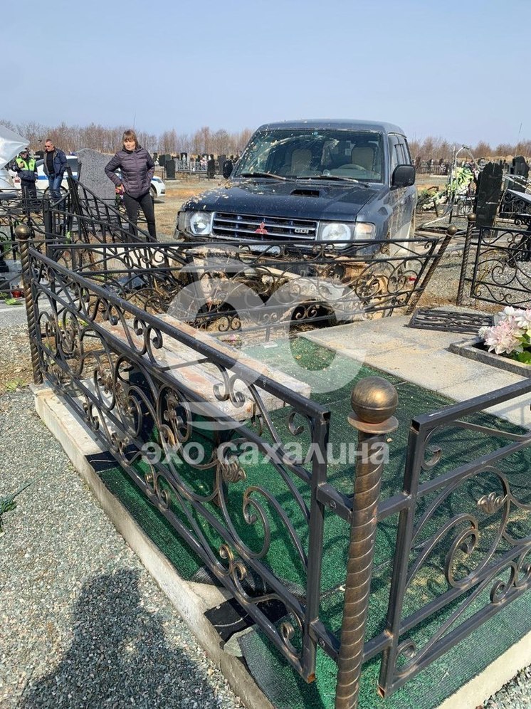 Разгромивший на джипе кладбище Южно-Сахалинска водитель бегал по могилам голый