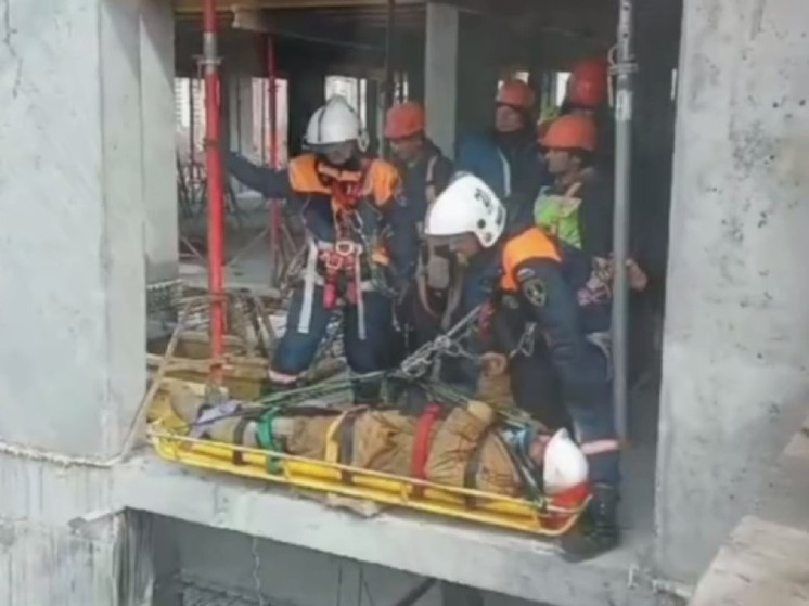 Рабочий упал с высоты на стройке в Новосибирске