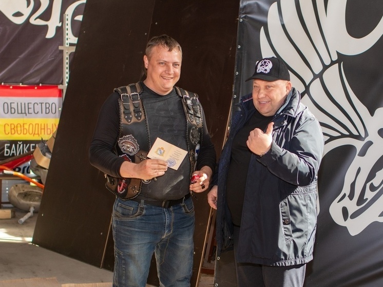 Главврач Курской облбольницы вручил байкерам знаки «Готов к санитарной обороне»