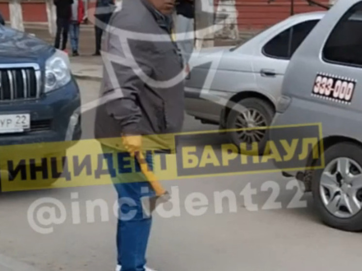 В Барнауле таксист угрожал самокатчикам топором