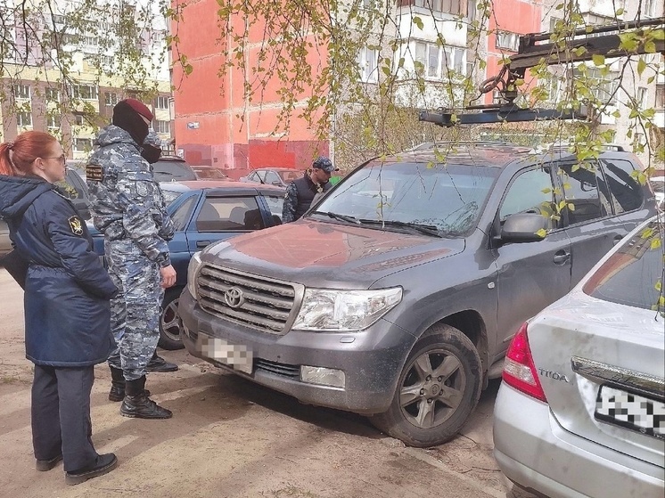 В Ярославле владелец внедорожника спрятался в машине от судебных приставов