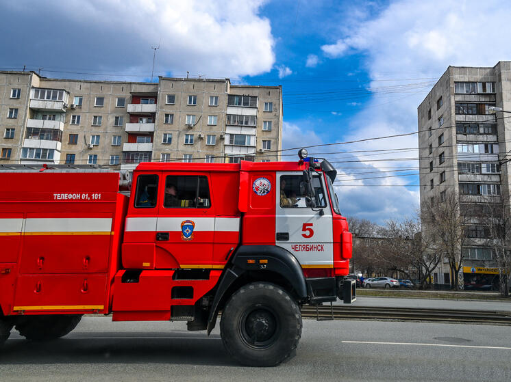 В Челябинске загорелся конно-стрелковый комплекс