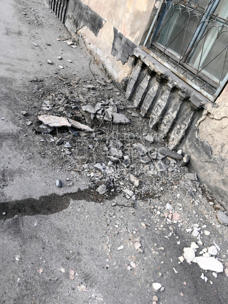 В Новокузнецке балкон одного из домов начал разваливаться