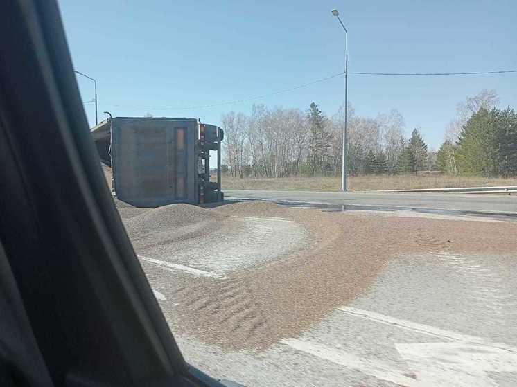 В Алтайском крае на трассе перевернулась фура