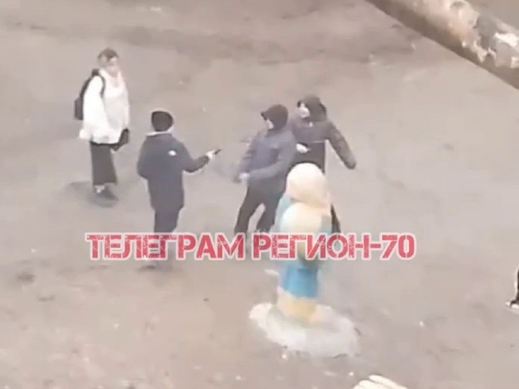 В Томске ребенок с электрошокером гонялся за детьми на площадке