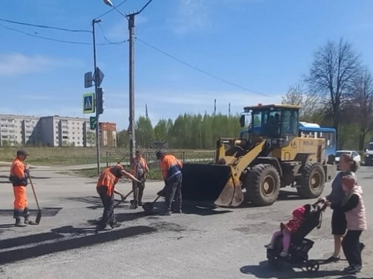 На улицах Йошкар-Олы продолжается уборка и ямочный ремонт
