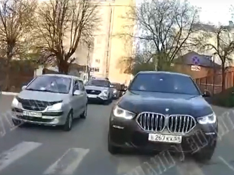 В Твери водитель дорогостоящей BMW остановил движение на встречной полосе