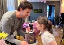 Участник "Евровидения" Дмитрий Колдун улетел в Минск прямо со съемочной площадки в Москве, поскольку очень хотел успеть на день рождения дочери, которая отпраздновала свое 8-летие