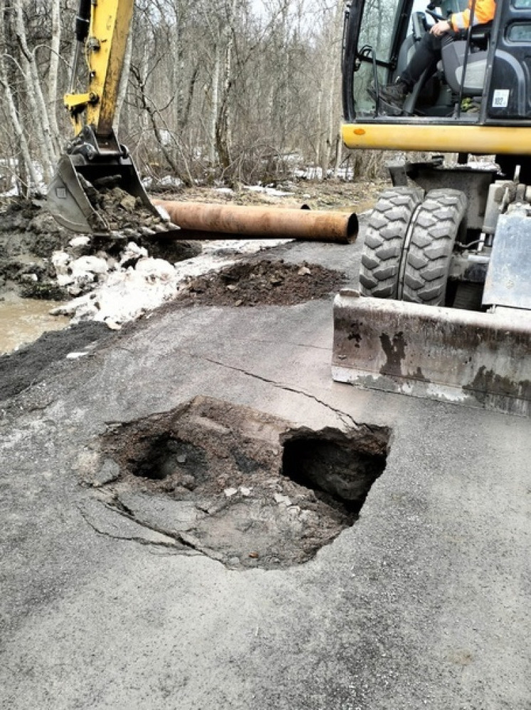 Огромная дыра появилась в дороге на подъезде к деревне в Кондопожском районе