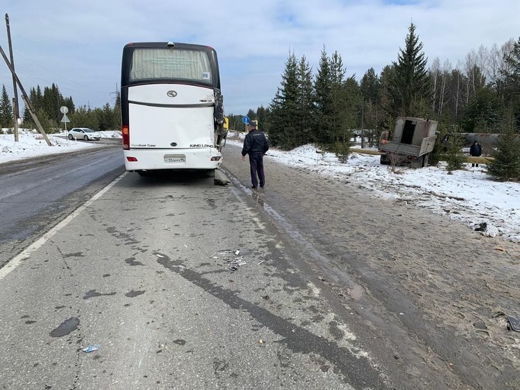 КАМАЗ столкнулся с междугородним автобусом в Свердловской области